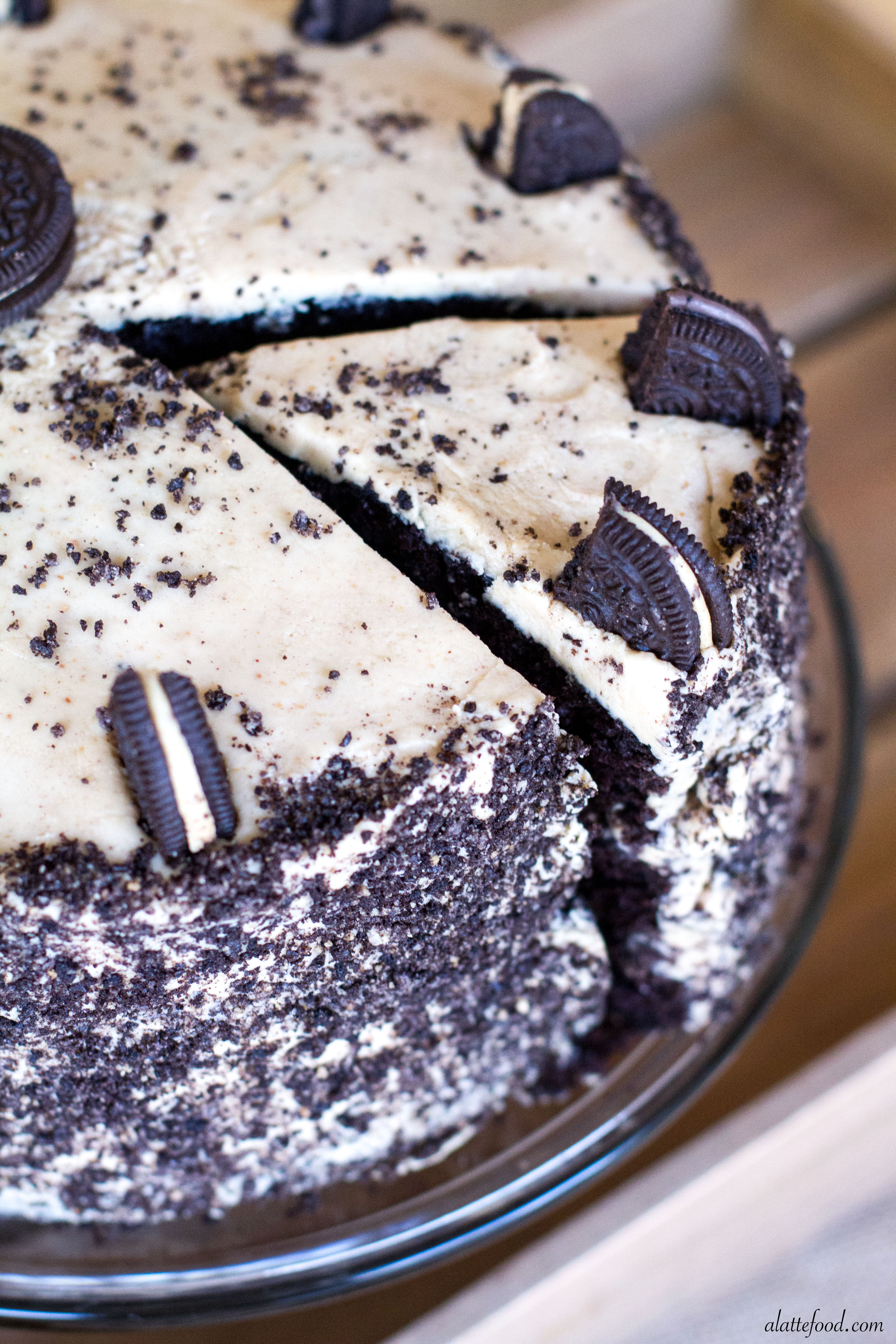 How to make oreo chocolate cake Description. Unsurprisingly, given the slight myriad of ingredients, this cake isn’t based on a recipe – it was inspired by an Oreo-topped delight on Joy the Baker’s blog, but the recipe is an original to The Usual Saucepans.
