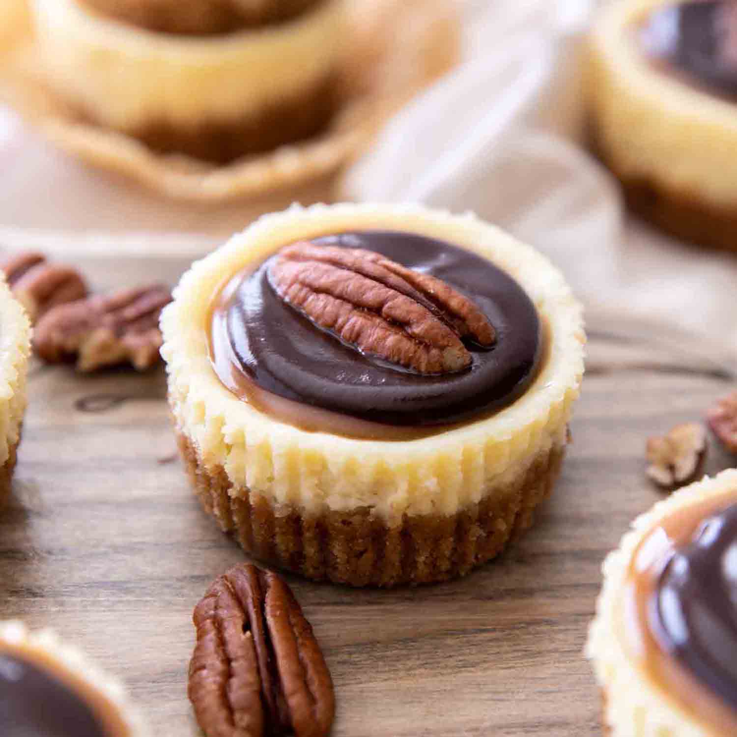 https://www.alattefood.com/wp-content/uploads/2021/03/Mini-Turtle-Cheesecakes-Recipe-Photo.jpg?utm_source=chatgpt.com